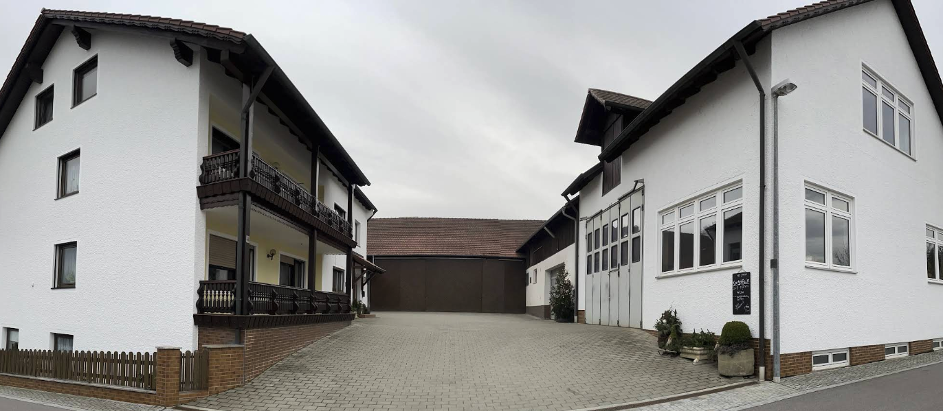 Hofeinfahrt der Landwirtschaft Fleischmann in der Keltenstraße in Kneiting